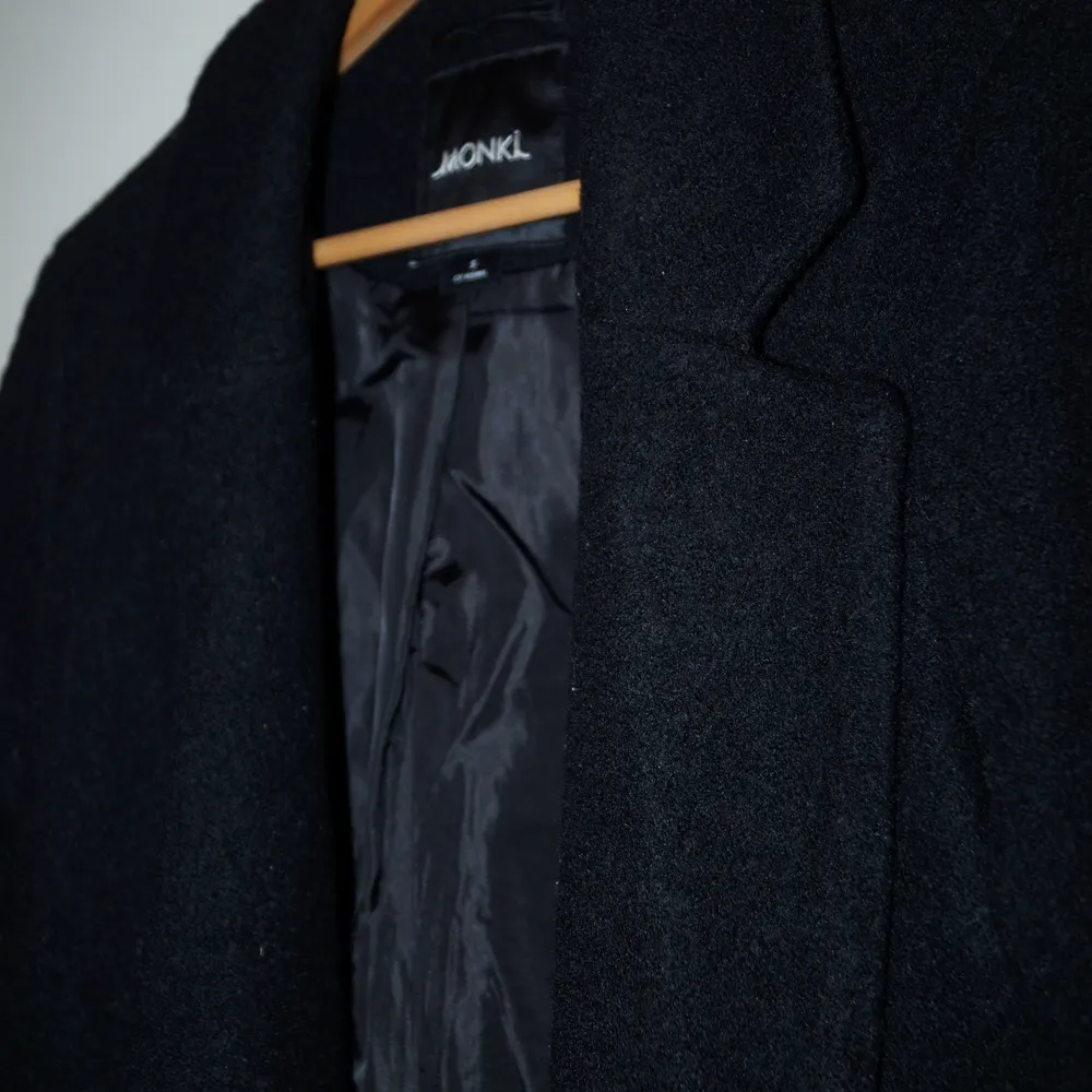En klassisk svart lång kappa i svart från MONKI i strl S, absolut perfekt för hösten och även tidig vinter också! Knappt använd, god skick! . Jackor.