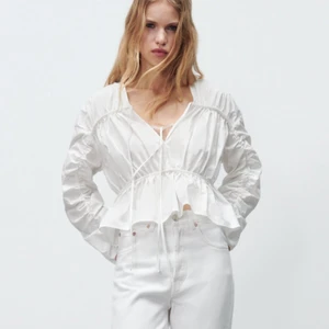 Topp - Säljer min zara topp som är köpt i zara i Stockholm. Aldrig kommit till använd och är helt enkelt helt ny.( har fortfarande på pris lappen)❤️