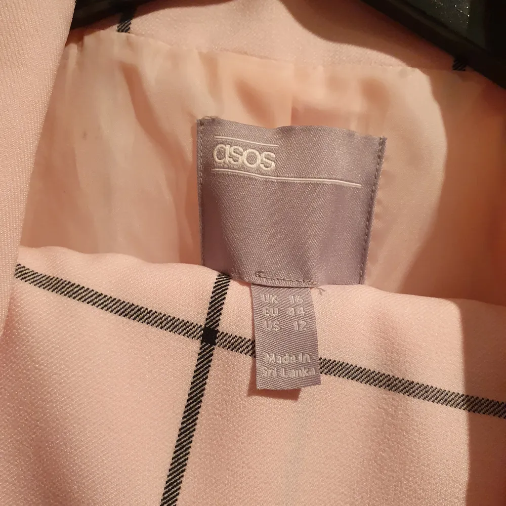 En helt oanvänd kostym ifrån asos egna märke. Kavaj och kostymbyxor ingår. Betalning via swish.. Kostymer.