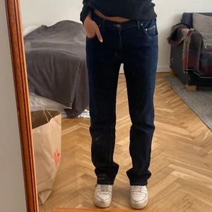 Jeans - Mörkblå baggy jeans. Strl M (jag har satt säkerhetsnålar på sidorna för att de ska sitta bättre men de tar jag bort innan jag skickar) skriv vid fler frågor eller bilder💙