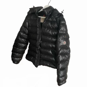 Moncler jacka dam - Moncler jacka i fint skick . Etiketterna inuti har dock blivit lite missfärgade/smutsiga (bild 2) . Säljer för ett billigare pris då jag inte har nån användning av den och bara ligger i ett skåp. Sitter som en S/M perfekt till våren