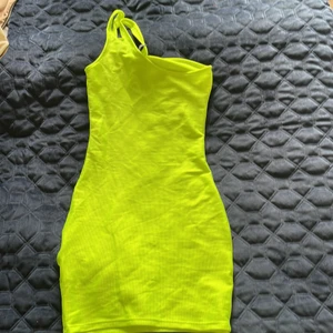 Fest klänning  - Den är köpt på hm och är aldrig använd. Den är i neon grön
