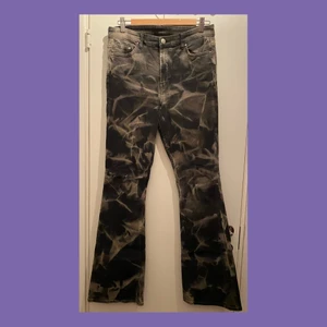 Y2K flarejeans - Supercoola tiedye bootcut byxor med hög midja, stretchiga och sköna!