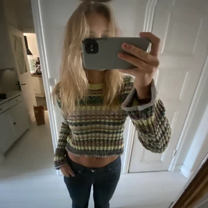 Randig tröja - Stickad tröja i en lite kortare modell med långa armar