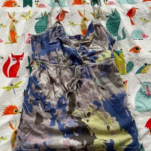 Topp med färglatt militärmönster - Ett gulligt linne med militärmönster/fläckmönster i olika färger och knytning vid bysten. Står att den är i storlek XL men skulle säga S/M, jag rensar garderoben och den kommer inte till användning