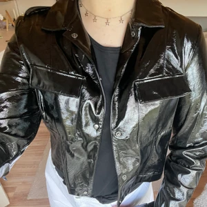 Lackjacka - Snygg jacka i lack från Na-Kd✨⚡️ Storlek 38, men passar även 36🤟🏽 nypris ca 600-700kr. 