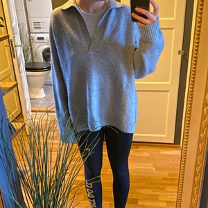 Stickad tröjq - En ljusblå stickad tröja från H&M, oversized. Köpt för några månader sen så bra skick. Nypris 300 kr.