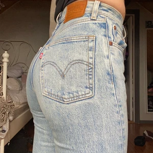 Ribbcage Starigt Levis  - Strl 23, passar mig perfekt i längden som är 160cm! Ljusblå levis med straight legs, använda mycket men är ändå i bra skick. Har broderat XOXO själv i Gylfen (går såklart att sprätta bort) ✨✨✨
