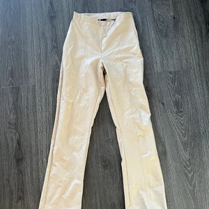 Beiga skinnbyxor - Skinnbyxor i kortare modell från ginatricot. Har fläckar på baksidan vid vaden. Köpare står för eventuell frakt 🥰❤️‍🔥