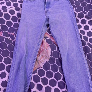 Levi's jeans - Säljs då de är för små. Användna 2-3 gånger och är i fint skick, köpta för 700kr och säljs för 400kr.  Storlek 34/27/Xs-S. Frakt ingår i priset, skriv vid intresse 