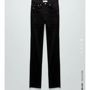 Zara split jeans - Nyskick, endast använt 2 gånger pga köpte fel stolek och tyckte de inte passade mig, skriv privat för bilder på hur dom sitter på.