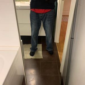 Ecköjeans - Intressekoll! Funderar på att sälja dessa skitsnygga ecköjeans i storlek 36. Har eckös egna tryck på båda bakfickorna