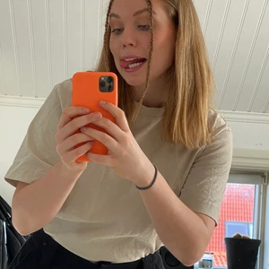 Beige t-shirt - Beige t-shirt som säljs pga den inte kommer till användning längre. Fint sick och knappt använd. 🧡 sitter lite oversized men skulle säga att den är mer som M än en L. 
