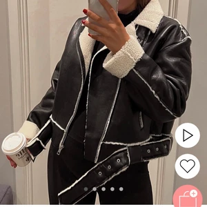 Svart jacka - Säljer denna jacka från Nelly för 500 + frakt 🖤 Aldrig använd, strl 34