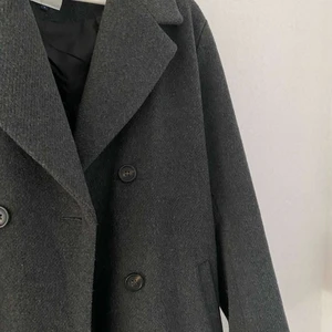 Grå kappa från Bondelid - SÄNKT PRIS!! Supersnygg kappa som passar alla storlekar beroende på hur du vill att den ska sitta!!🤍🤍