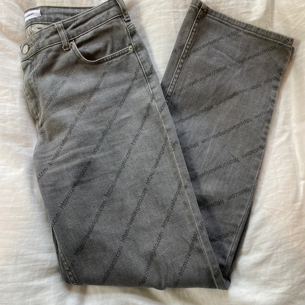 Tänkte köra en intressekonflikt på mina älskade jeans från Axel Arigato som tyvärr inte kommer till så mycket användning. De är låga i midjan och raka i benen. Jag är 1,65 och tycker att de är liiite korta på mig när jag sitter ner. De är i storlek 27 i herrstorlek men sitter som mellan en 36/38 på mig som vanligtvis har stl 36 i jeans. Vet inte riktigt vad de är köpte för då de köptes för några år sedan men skulle gissa på att de köptes för ca 1700kr. Bra skick trots användning!☺️☺️. Farkut & Housut.
