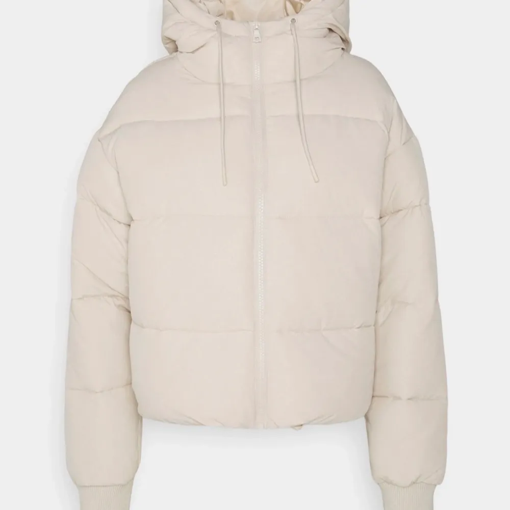 Säljer denna beigea populära och även slutsålda jackan från Monki. Stl M men passar även en S!. Takit.