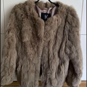 Pälsjacka  - En äkta pälsjacka från copenhagen by Andersen  , köpt 2018. I väldigt bra skick då den inte är använd jätte mycket. Storlek 34. Två fickor på sidorna. Kort modell. 