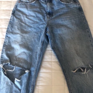 Ginatricot jeans storlek 40 - Hej, säljer mina ginatricot jeans med hål i. Kommer sälja dessa  jeans för 300kr+frakt frakten kostar 80kr. Köpte dessa byxor för 600kr och har användit dem Max 3 gånger för att dem är för stora. Byxorna är i bra skick och dem är i storlek 40