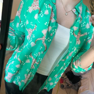 Grön blus  - En grön och färgglad blus!! Pricken över i:et på en outfit. Aldrig använt 