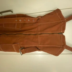 Klänning  - Jeansklänning aldrig använd. Storlek 36 men passar även 34. 