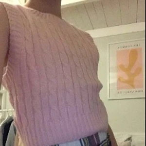 H&M väst strl XS - Den här rosa västen är nästan aldrig använd. Jätte bra skick. Bara några månader gammal. Använder inte den längre gillar inte västar mer.