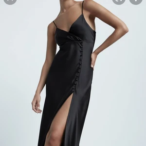 Satin Klänning🖤 - Nattlinneinspererad satin klänning från Zara. Helt ny och oanvänd, endast testad och lite insydd på ena sidan. Har även i färgen röd till försäljning ❤🖤 Bud på 300kr