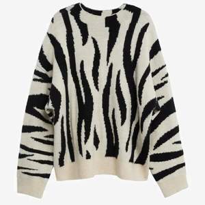 Jättemysig stickad tröja i zebra mönster, lite nopprig annars i bra skick. Köpt på mango finns ej kvar.