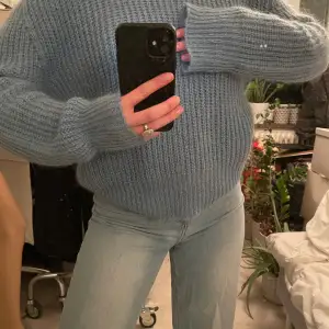 Ljusblå stickad tröja i mohair! Helt ny svensktillverkad från jumperfabriken, strl är M skulle själv säga s/m och så snygg passform med lite oversized ärmar! Nypris: 1399:- säljer för 400:- <3