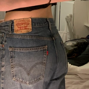 Lågmidjade Levis jenas - Vintage Levis jeans i en liten 34/34, längden stämmer men midjan är mindre.