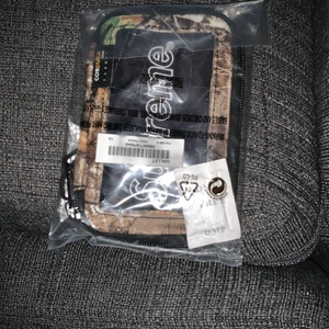Supreme zip pouch aldrig använd - Supreme zip pouch som fortfarande är inplastad från vår 2020 