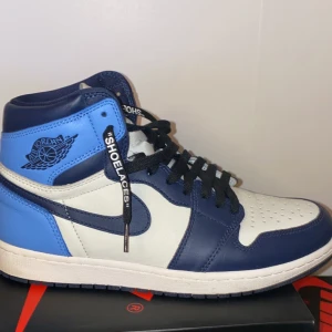 Jordan 1 obsidian - Bilderna är från internet men skorna är i nyskick. Lådan och båda färgerna på skosnörena följer med, skriv för fler bilder. 6000kr på StockX 