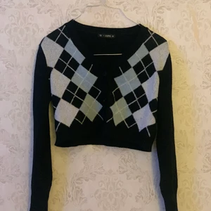 Stickad kofta  - Säljer min stickade kofta. Jättefint skick, använd några gånger. Den är inte nopprig eller sliten någonstans. Märket på lappen är ”zaful” men jag köpte den här på Plick. Det står att den är one sized men jag skulle säga att den är XS eller S. 50kr + frakt :)