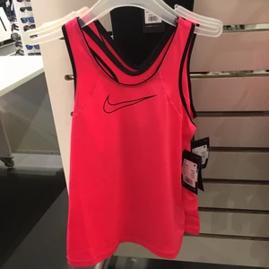 Träningslinne Nike rosa stl 158/164 - Obefintligt använd, dvs nyskick. 