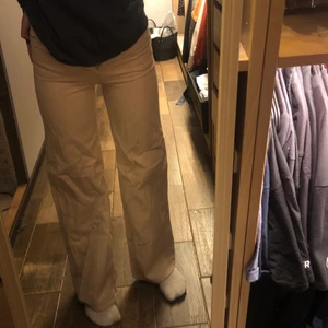 Beiga monki jeans storlek 25 - Jääättte snygga jeans (säljer pga att dem blivit för små)  sitter så skönt, perfekt utsvängda och så fin färg💘 Monika egna storlek är 25, antar att det är ca storlek 34 i ”vanlig” storlek 90kr+ frakt 🚚 