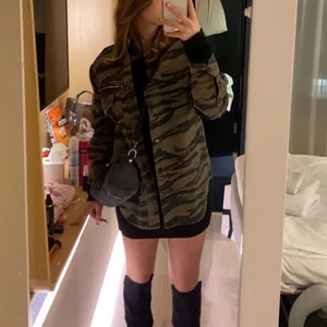 Zadig & voltaire jacka camo - Intresse koll på min jättefina Zadig & voltaire camo jacka! Den är ganska tunn så perfekt till våren/sommaren. Köpt på NK och och orginalpris kostar den 3700kr💕💕 Bara använd ca 2-3 gånger så i nyckick! Skriv om ni vill ha fler bilder❤️