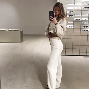 Byxor Zara, Tröja Gina Tricot - Säljer kostymbyxor i beige från Zara och även croppad hoodie från Gina. Byxorna 400:- och tröjan 200:- styck. 500 för båda. Exklusive frakt, frakt tillkommer på 60 kr. 