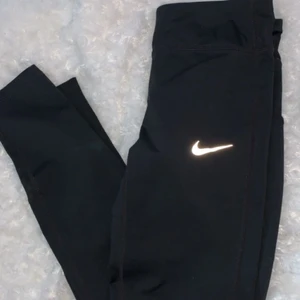 Nike tränings tights  - Ett par jättefina och sköna nike tights. Storlek S och endast använda 3 gånger. Passar även XS. Köptes för 799kr.