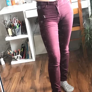 HM Vinröda byxor strl 38 - Vinröda byxor som använts en del o därför är ganska slitna. Har små rispor och är slitna i sömmarna. Köparen står för frakten. Pris är förhandlingsbart