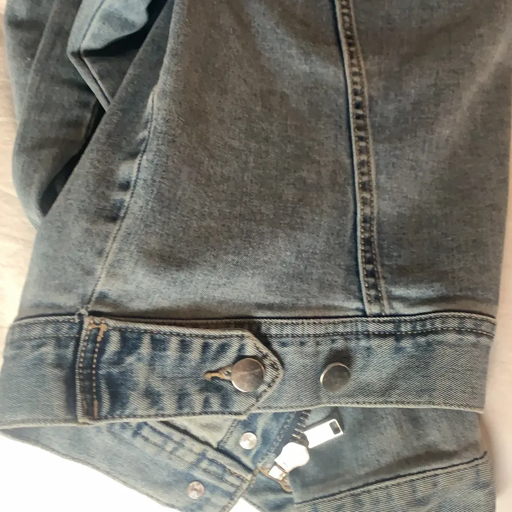 jeansjacka från hm i storlek 36. använd en sommar men passar ej på mig längre:) frakt tillkommer på 66 . Jackor.