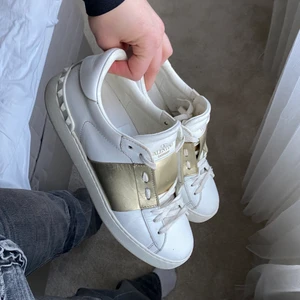 Valentino skor  - Valentino Open sneaker i storlek 37,5! Kvitto finns. Skriv för fler bilder, de är ganska välanvända och har en del slitningar