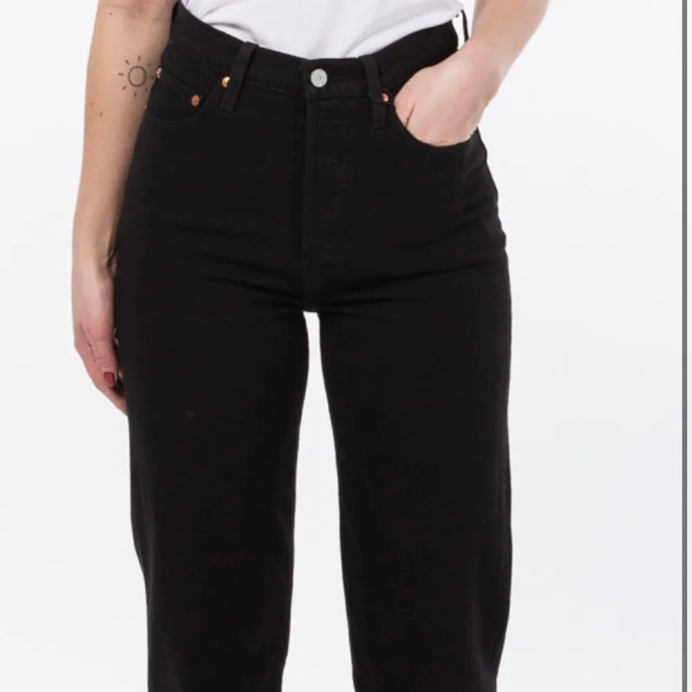Snygga svarta levis straight jeans i storlek w25. Knappt använda, och inga defekter.. Jeans & Byxor.