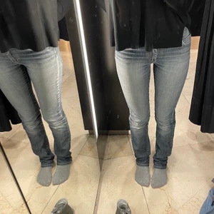 Lågmidjade jeans - Så najs low waist acne jeans, skulle säga att de är blå grå! Vet inte vilken storlek men ca xs. Passa mig i längden som är 165cm💕köparen står för frakt