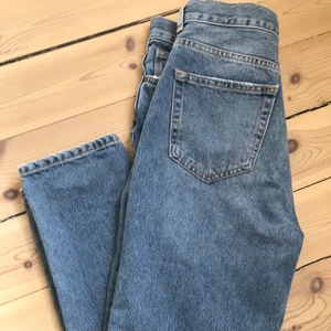 Momjeans - Helt oanvända momjeans säljes i storlek XS och S, båda med prislapp kvar. 100kr styck. Skriv privat för fler bilder eller frågor💕