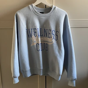 Sweatshirt  - En helt oanvänd tröja som är sjukt populär. Jätte bra skick och i storlek S🐳