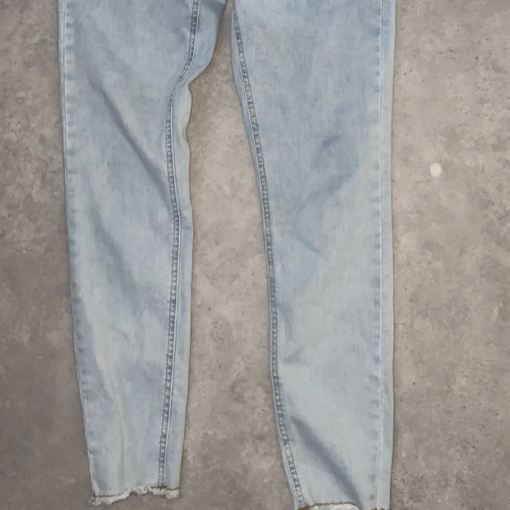 Säljer dessa byxor ifrån Only, dem är ljusblåa väldigt sköna och stretchiga, har även lite slitningar nedanför. . Jeans & Byxor.