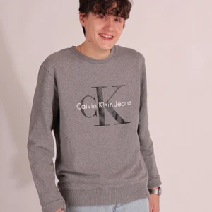 Calvin Klein Jeans Sweatshirt - Grå Calvin Klein Jeans sweatshirt i väldigt fint skick!