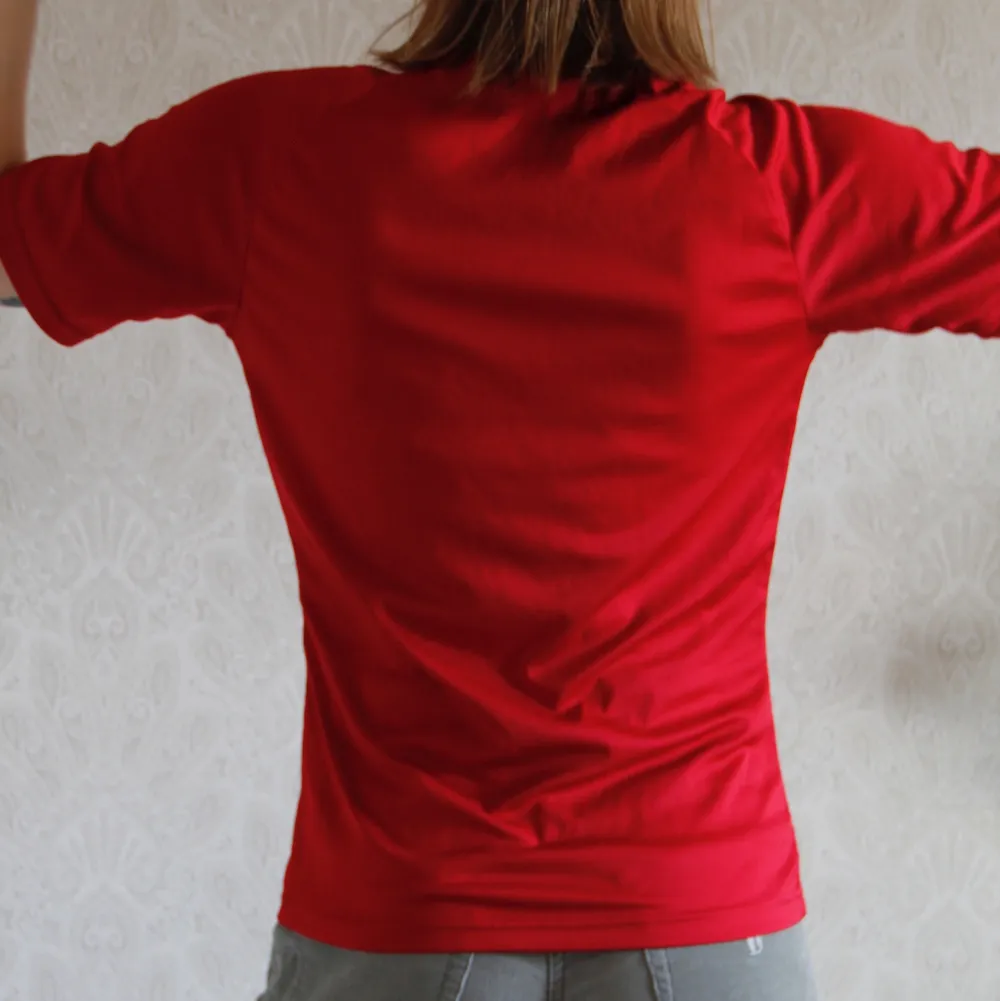 En härlig röd färg på en tränings t-shirt. Matrial som andras och anpassad för träning. Kolla gärna mina andra annonser! ❤️. T-shirts.