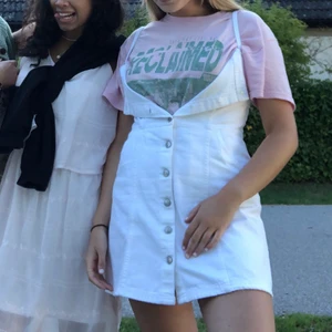 Vit jeansklänning - Vit jeansklänning från H&M i storlek 40. Använd en gång. Frakt tillkommer<3