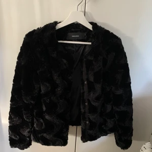 Pälsjacka Veromoda - Säljer denna pälsjacka från Veromoda! Knappt använd och är i nyskick! Storlek S.  